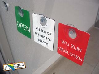 Open-gesloten houder 80x100mm met zuignap, plaatje kan omgedraaid worden.